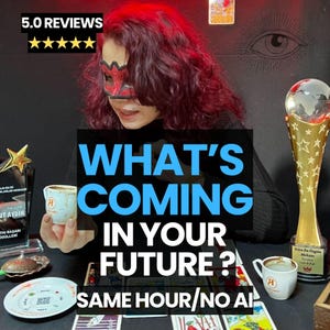 Può includere: L'immagine presenta il testo "WHAT'S COMING IN YOUR FUTURE? SAME HOUR/NO AI". Una persona con una maschera tiene in mano una tazza di caffè. Sono visibili anche carte dei tarocchi e un trofeo.