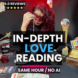 Könnte beinhalten: Ein Bild mit einer Person, die eine rot-schwarze Maske trägt, mit dem Text "IN-DEPTH LOVE READING" in blauen Buchstaben. Das Bild enthält Tarotkarten, eine Trophäe und den Text "SAME HOUR / NO AI".