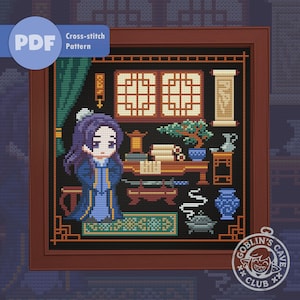Puede incluir: Un patrón de punto de cruz en PDF con una ilustración estilo pixel art de una persona con cabello largo morado y túnica azul, en una habitación con mesa de madera, bonsái, espada, pergamino y quemador de incienso sobre fondo negro.