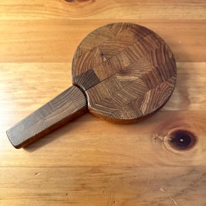 Tabla de cortar queso de teca con cuchillo incorporado de Jens Quistgaard para Dansk, década de 1960