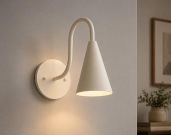 クリーム色の円錐形ウォールランプ｜ミニマルな真鍮製E26ベッドサイドランプ｜ミッドセンチュリー照明