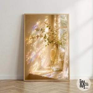 Arte de parede "Prisma Dourado Matinal" - Impressão de Janela Ensolarada, Tela com Vaso Botânico para Decoração de Casa, Arte Floral Cottagecore, Decoração de Parede com Luzes do Arco-Íris