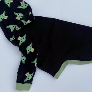 Puede incluir: Un letrero de madera r&uacute;stico con el texto "Welcome to our home" en letras blancas. El letrero presenta un acabado envejecido y un dise&ntilde;o simple y acogedor, perfecto para la decoraci&oacute;n de la puerta principal.