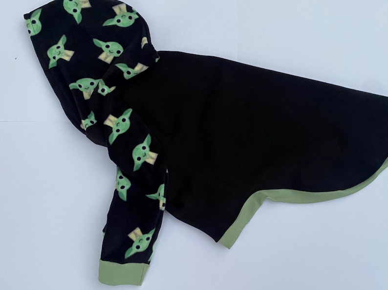 Puede incluir: Un letrero de madera r&uacute;stico con el texto "Welcome to our home" en letras blancas. El letrero presenta un acabado envejecido y un dise&ntilde;o simple y acogedor, perfecto para la decoraci&oacute;n de la puerta principal.