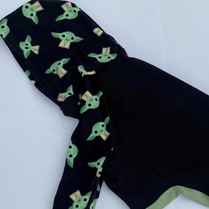 Puede incluir: Una taza de cer&aacute;mica blanca con un asa negra y el texto "But First, Coffee" en un estilo manuscrito. La taza est&aacute; sobre una superficie blanca. La taza mide aproximadamente 10 cm de alto.