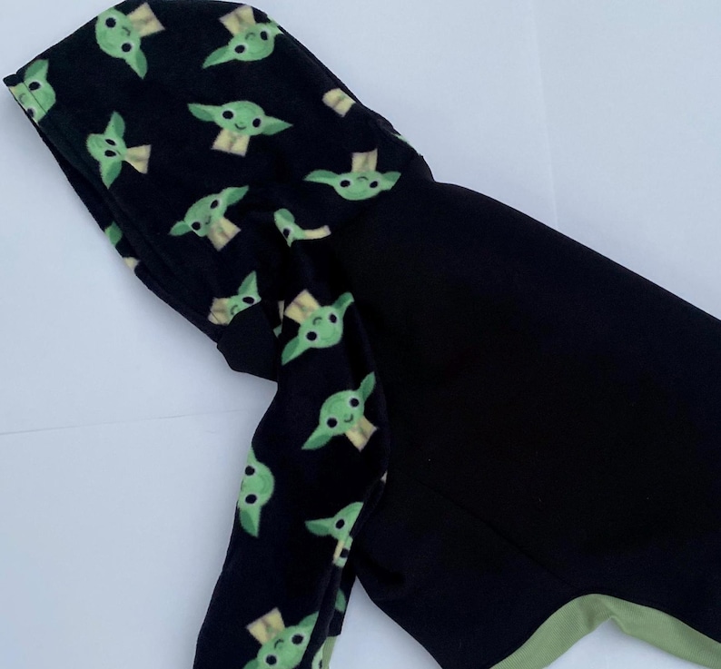 Puede incluir: Una taza de cer&aacute;mica blanca con un asa negra y el texto "But First, Coffee" en un estilo manuscrito. La taza est&aacute; sobre una superficie blanca. La taza mide aproximadamente 10 cm de alto.