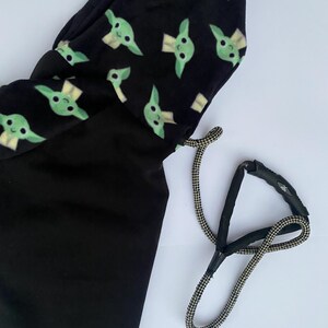 Puede incluir: Tabla de cortar de madera hecha a mano con acabado natural. La tabla rectangular tiene un canal para jugos y un asa. Dimensiones: 45,7 cm de largo, 30,5 cm de ancho y 1,9 cm de grosor.