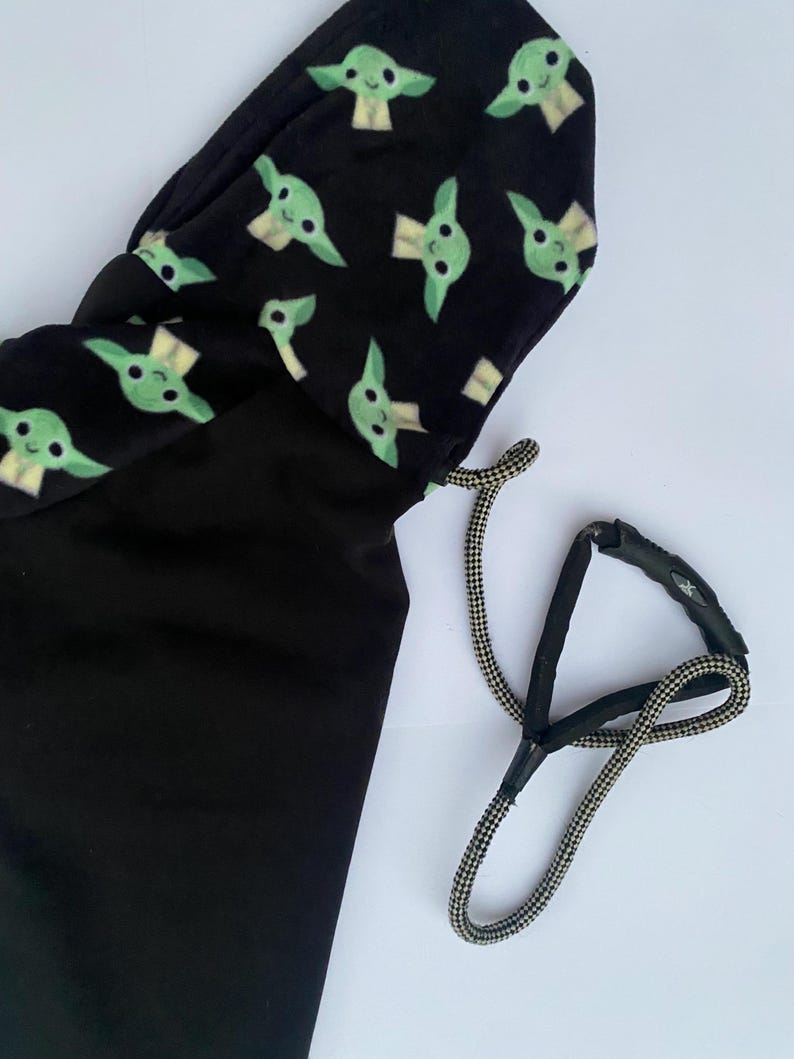 Puede incluir: Tabla de cortar de madera hecha a mano con acabado natural. La tabla rectangular tiene un canal para jugos y un asa. Dimensiones: 45,7 cm de largo, 30,5 cm de ancho y 1,9 cm de grosor.