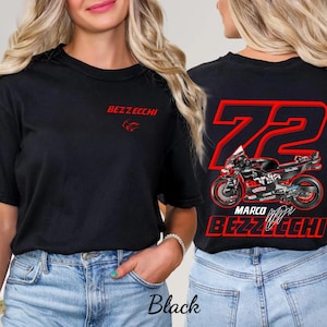 以下が含まれることがあります： 前面に赤で「BEZZECHI」という名前、背面に「72」の数字とバイクのグラフィックがプリントされた黒いTシャツ。「MARCO BEZZECHI」の名前も表示されています。