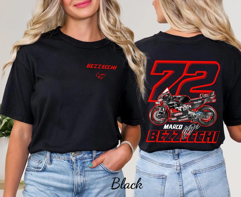 以下が含まれることがあります： 前面に赤で「BEZZECHI」という名前、背面に「72」の数字とバイクのグラフィックがプリントされた黒いTシャツ。「MARCO BEZZECHI」の名前も表示されています。