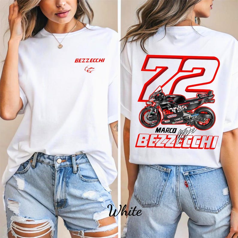 以下が含まれることがあります： 前面に赤いロゴと「BEZZECHI」の文字が入った白いTシャツ。背面には、大きな赤い「72」とバイクのグラフィック、そして「MARCO BEZZECHI」の名前が表示されています。