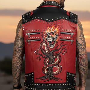 Könnte beinhalten: Rote und schwarze Lederweste mit Totenkopf- und Schlangenmotiv. Die Weste hat ein Nieten-Design, Reißverschlusstaschen und einen schwarzen Kragen. Auf der Rückseite der Weste ist eine detaillierte Illustration eines flammenden Schädels abgebildet, der sich mit einer Schlange und einem Baum verwebt.