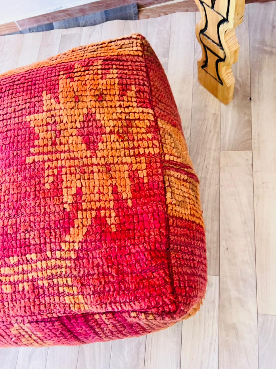 ヴィンテージ モロッコ ベルベルキリム プーフ – 赤にオレンジの