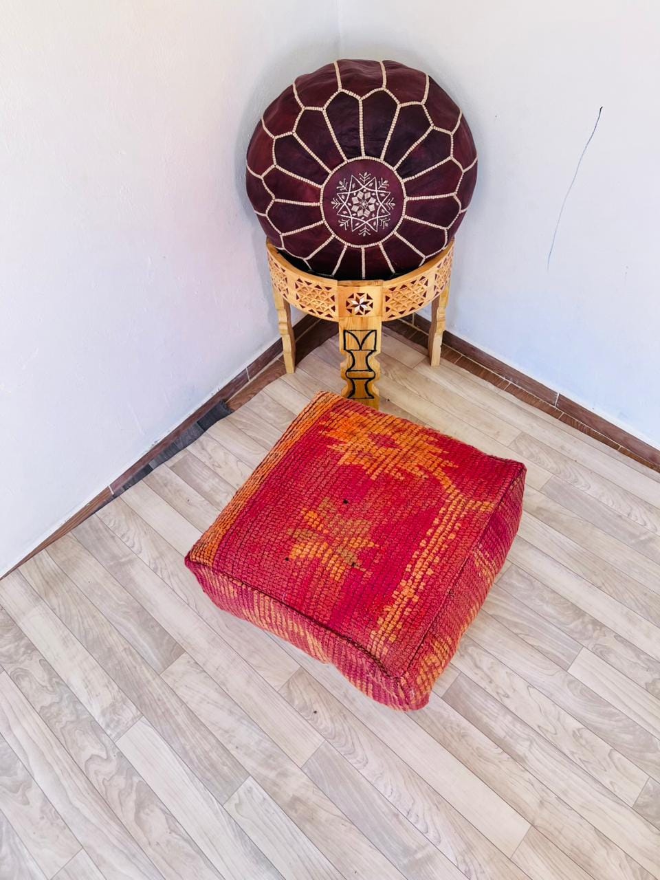 ヴィンテージ モロッコ ベルベルキリム プーフ – 赤にオレンジの