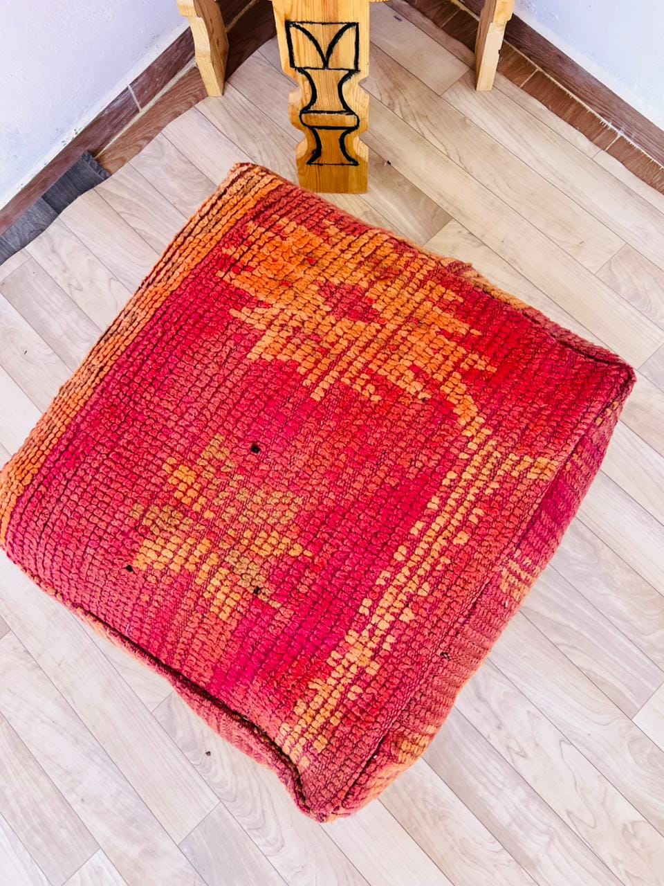 ヴィンテージ モロッコ ベルベルキリム プーフ – 赤にオレンジの