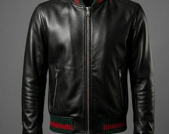 Chaqueta bomber de cuero negro hecha a mano para hombre, con ribete acanalado rojo y verde, de auténtica piel de oveja.