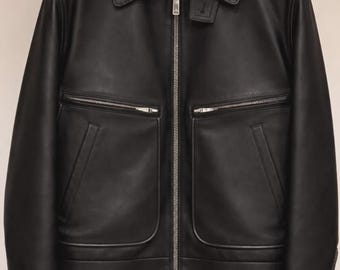 Chaqueta bomber de piel de oveja negra para hombre, minimalista, con cremallera y acabado liso.