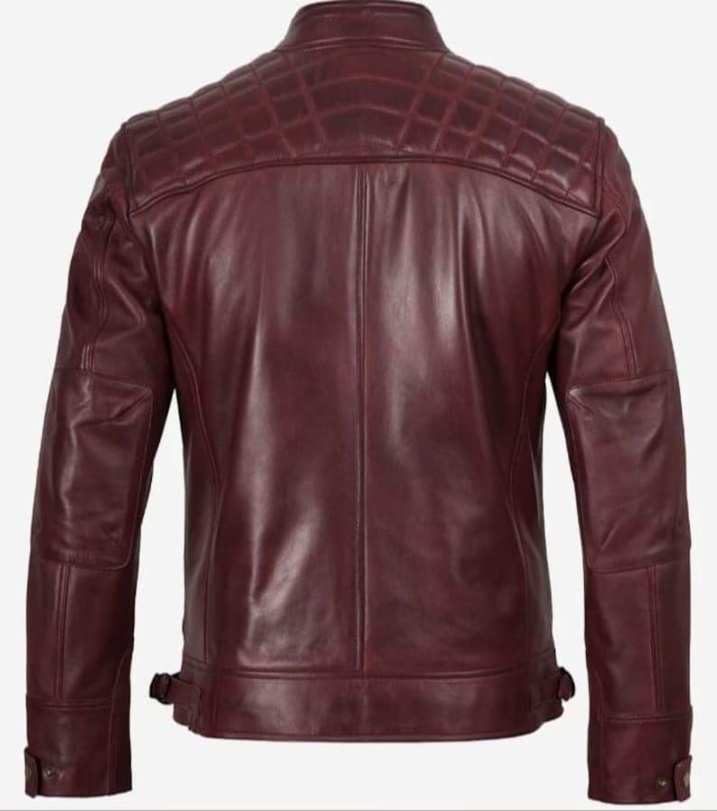 Puede incluir: Chaqueta de cuero burdeos con dise&ntilde;o acolchado en hombros y espalda. La chaqueta tiene cuello alzado, dos bolsillos delanteros y correas ajustables en la cintura. Las mangas tienen coderas acolchadas.