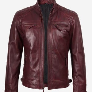 Puede incluir: Chaqueta de cuero burdeos con dise&ntilde;o acolchado en los hombros y cuello alzado. La chaqueta presenta dos bolsillos con cremallera en el pecho, dos bolsillos inferiores con cremallera y cierre frontal con cremallera. Las mangas tienen pu&ntilde;os con cremallera y pesta&ntilde;as laterales ajustables.