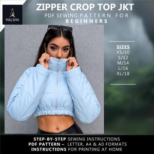 Può includere: Giacca crop top con cerniera lampo azzurra. L'immagine include il testo "ZIPPER CROP TOP JKT PDF SEWING PATTERN FOR BEGINNERS" e le taglie: XS/10, S/12, M/14, L/16, XL/18. Il modello include istruzioni di cucito passo passo.