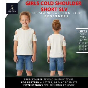 Könnte beinhalten: Ein PDF-Schnittmuster für ein Mädchen-Top mit kalter Schulter und kurzen Ärmeln. Das Bild zeigt eine Vorder- und Rückansicht eines Mädchens, das das Top mit Jeansshorts trägt. Das Muster enthält die Größen 5/6Y bis 15/16Y. Der Text auf dem Bild lautet "GIRLS COLD SHOULDER SHORT SLV PDF SEWING PATTERN FOR BEGINNERS".