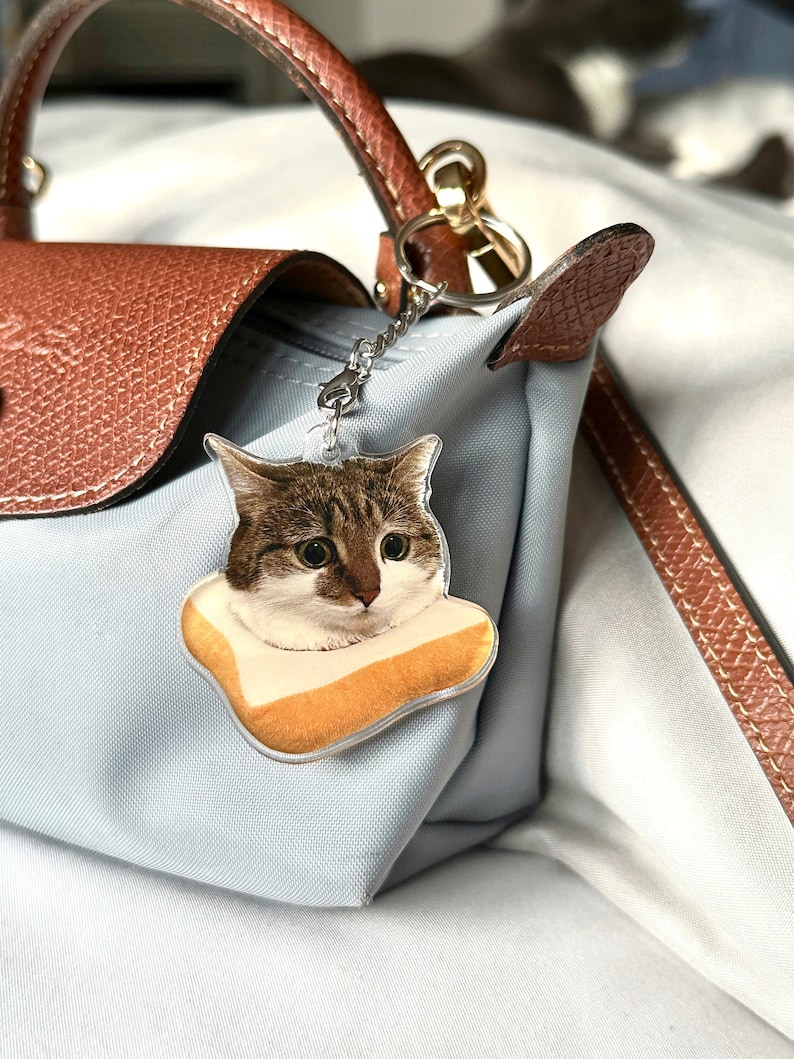 Suki Cat Toast Acrylic Charm Keychain zdjęcie 1