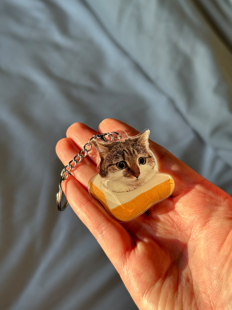 Suki Cat Toast Acrylic Charm Keychain zdjęcie 3