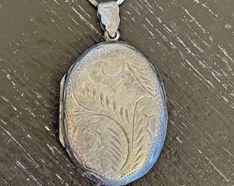 Vintage Sterling Silver Oval Photo Locket Pendant 925 Engraved Antique Locks