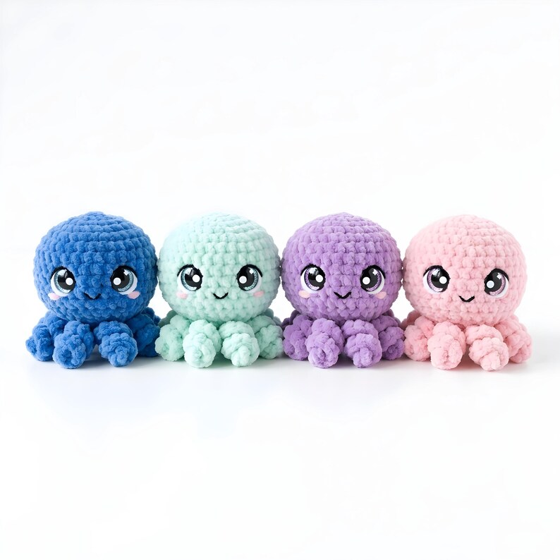 Pode incluir: Quatro brinquedos de polvo de croch&ecirc; feitos &agrave; m&atilde;o em fila. Cada polvo tem uma cor pastel diferente: azul, verde menta, roxo e rosa. Eles t&ecirc;m olhos grandes e expressivos e rostos sorridentes, perfeitos para um brinquedo infantil ou decora&ccedil;&atilde;o de ber&ccedil;&aacute;rio.
