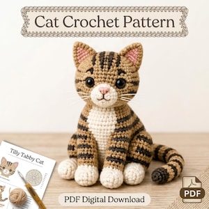 Könnte beinhalten: Gehäkelte Tabby-Katze mit braunen und schwarzen Streifen, weißen Pfoten und einer rosa Nase. Das Bild enthält einen digitalen PDF-Download eines Häkelmusters für die Katze, mit dem Text "Cat Crochet Pattern" oben.