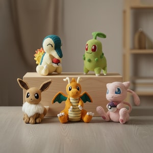 Pode incluir: Uma coleção de cinco figuras Pokémon de crochê em várias cores. As figuras incluem um dragão amarelo e laranja, uma criatura rosa parecida com um gato, uma figura verde parecida com uma planta, uma figura marrom parecida com um coelho e uma figura azul e amarela parecida com um pássaro.