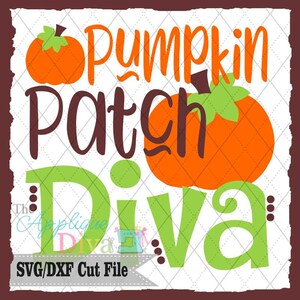 Pode incluir: Arquivo de corte SVG/DXF Pumpkin Patch Diva. Este design digital apresenta o texto "Pumpkin Patch Diva" com duas abóboras laranja.