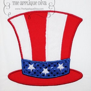 Puede incluir: Aplique de fieltro rojo, blanco y azul de un sombrero de copa patriótico de Tío Sam con una banda azul y estrellas blancas.