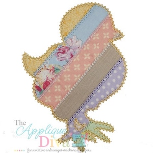 Op de afbeelding: Een patchwork kuiken applicatie in een grillig ontwerp. Het kuiken is samengesteld uit verschillende stofpatronen, waaronder bloemen, stippen en strepen, in pastelkleuren. De randen zijn afgewerkt met gouden sierranden en de tekst "The Applique Diva" staat onderaan.