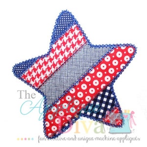 Puede incluir: Una estrella de patchwork rojo, blanco y azul con un borde festoneado azul. La estrella está hecha de diferentes telas, incluyendo vichy, lunares y pata de gallo.