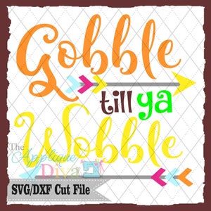 Op de afbeelding: Een kleurrijk Thanksgiving-thema SVG/DXF-snijbestand ontwerp met de tekst "Gobble till ya Wobble" in een grillig lettertype. Het ontwerp bevat pijlen en een naaimachine.