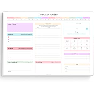 Pu&ograve; includere: Planner giornaliero per ADHD con sezioni per la concentrazione quotidiana, le priorit&agrave; e un programma giornaliero. Include sezioni per la produttivit&agrave;, l'umore, l'energia, la cura di s&eacute; quotidiana e un tracker delle abitudini. Il planner ha uno sfondo bianco con sezioni color pastello.