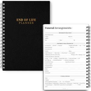 Op de afbeelding: Een zwart spiraalgebonden notitieboek met de titel "End of Life Planner" in gouden letters, naast een wit notitieboek met de titel "Funeral Arrangements". De planner heeft een getextureerde kaft.