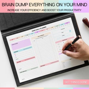 Pu&ograve; includere: Un pianificatore giornaliero per l'ADHD con sezioni per orari giornalieri, priorit&agrave; e concentrazione. Il pianificatore &egrave; aperto in una cartella nera, con il testo "Brain Dump Everything on Your Mind" e "Get Things Done."