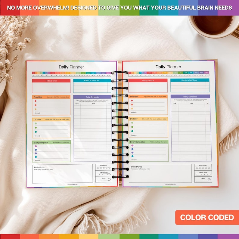 K&ouml;nnte beinhalten: Offener Tagesplaner mit Spiralbindung, mit farbcodierten Abschnitten f&uuml;r Priorit&auml;ten, Tagesablauf und mehr. Der Planer enth&auml;lt den Text "Daily Planner" und "Color Coded". Die Seiten sind mit Organisationsaufforderungen und Platz f&uuml;r Notizen gef&uuml;llt.