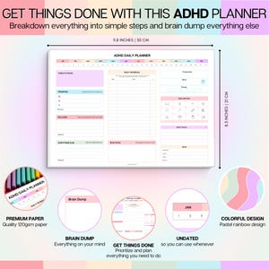 Pu&ograve; includere: Planner giornaliero per ADHD con design arcobaleno pastello. Il planner &egrave; largo 30 cm e alto 21 cm. Include sezioni per orari giornalieri, priorit&agrave; e brain dump. Il testo sul planner recita "Get Things Done".