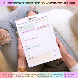 Puede incluir: Un planificador diario colorido con secciones para el enfoque, las prioridades y la programaci&oacute;n. El planificador incluye el texto "Daily Planner" y "NO MORE OVERWHELM! DESIGNED TO GIVE YOU WHAT YOUR BEAUTIFUL BRAIN NEEDS". El planificador est&aacute; dise&ntilde;ado para ayudar a manejar el TDAH.