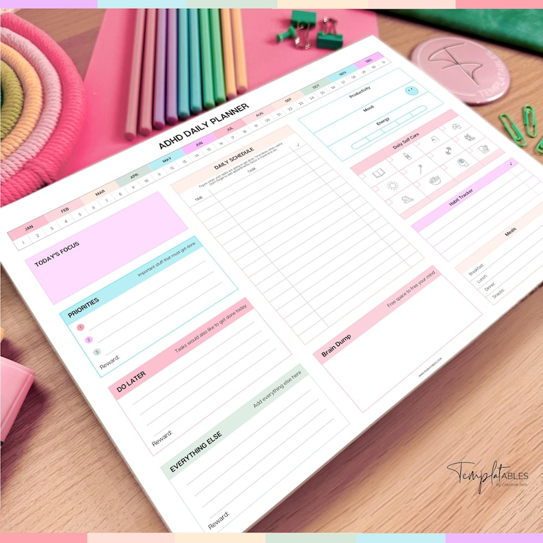 Pu&ograve; includere: Planner giornaliero per ADHD con sezioni per programma giornaliero, priorit&agrave; e un 'brain dump'. Il planner ha uno sfondo bianco con accenti rosa pastello, blu e verdi. Include spazio per ricompense.
