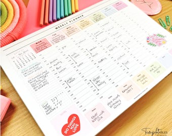 Könnte beinhalten: Ein Wochenplaner mit weißem Hintergrund und detailliertem Zeitplan-Layout. Der Planer enthält Abschnitte für jeden Wochentag mit Platz zum Schreiben von Terminen und Notizen. Buntstifte, Büroklammern und Aufkleber sind um den Planer herum verstreut.