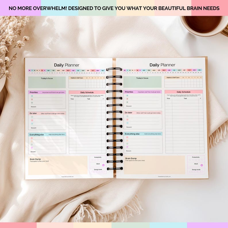 Puede incluir: Planificador diario abierto con encuadernaci&oacute;n en espiral. El planificador incluye secciones para horarios diarios, prioridades y un "brain dump". El texto "NO MORE OVERWHELM! DESIGNED TO GIVE YOU WHAT YOUR BEAUTIFUL BRAIN NEEDS" est&aacute; en la parte superior.