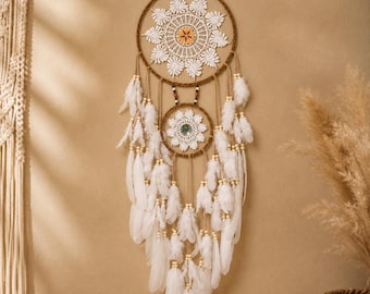 Apanhador de sonhos vintage com renda e penas, estilo boho, para pendurar na parede com aro duplo e contas de cristal.