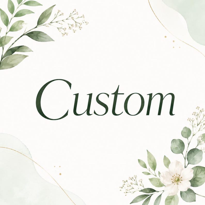 Puede incluir: Un gr&aacute;fico cuadrado blanco con la palabra Custom en una fuente serif de color verde oscuro, enmarcado por ilustraciones en acuarela de hojas verdes, peque&ntilde;as flores blancas y formas abstractas verde claro en las esquinas.