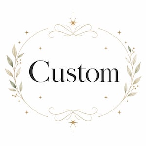 Puede incluir: Un diseño gráfico que presenta la palabra Custom en una fuente serif negra, centrada dentro de un marco ovalado compuesto por finas líneas doradas, delicadas hojas verdes y marrones estilo acuarela y pequeños detalles de estrellas doradas.