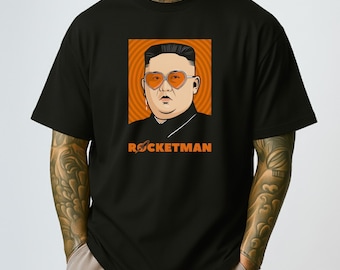 Camiseta parodia de Kim Jong Un y Elton John, Rocketman - TRASLADADA a una nueva tienda - CONSULTA LA DESCRIPCIÓN