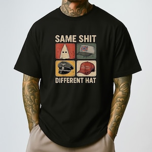 Könnte beinhalten: Schwarzes T-Shirt mit dem Text "SAME SHIT DIFFERENT HAT" über vier Bildern von Hüten: einer weißen Kapuze, einer Konföderierten-Flagge-Kappe, einer Militärkappe und einer "Make America Great Again"-Kappe.